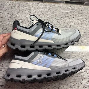 On Running Women’s Cloudvista Light Gray & Light Blue Trail Sneakers size 7
